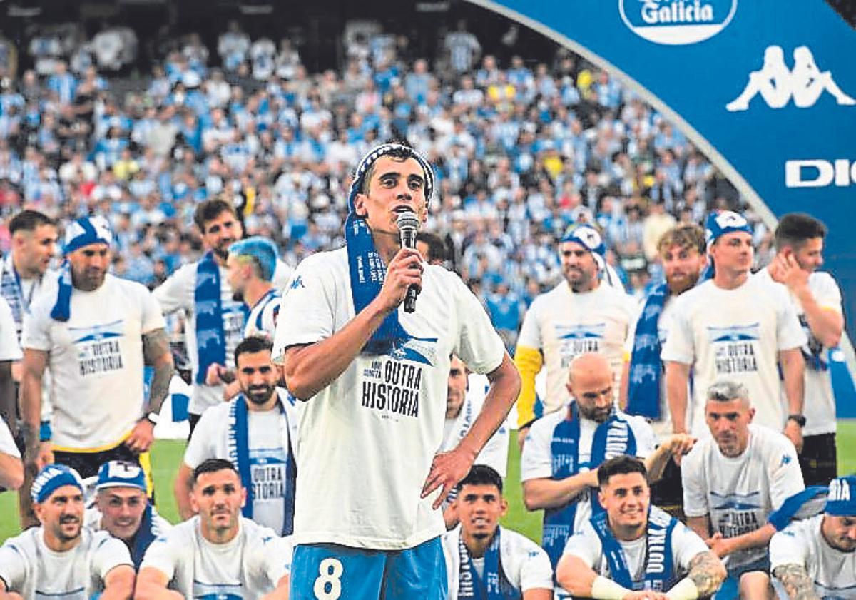 Micrófono en mano en la fiesta del ascenso de 2024.