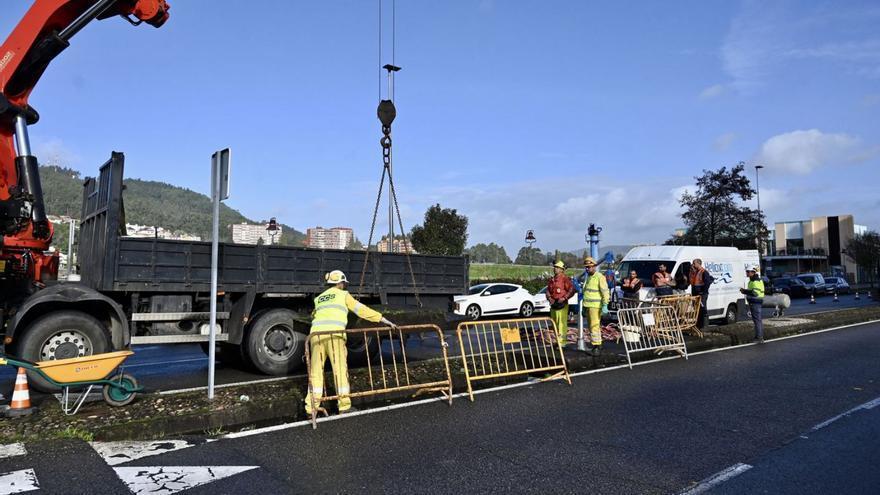 Trabajo para reparar la tubería que abastece de agua a la fábrica de Lourizán desde Bora en Orillamar, Pontevedra.