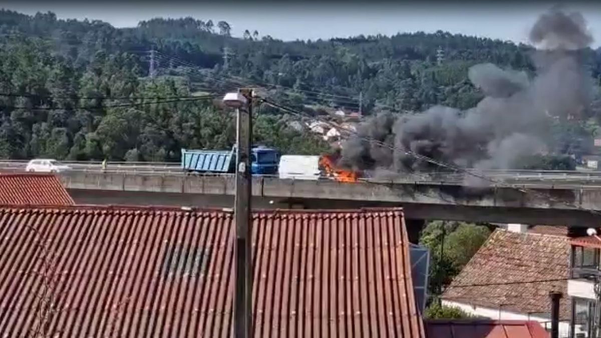 Susto en la AP-9 por un furgoneta en llamas y sin control