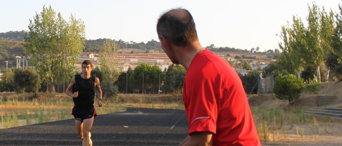 Manuel Ordiales anima a Javier Alves durante un entrenamiento en El Cuartillo en 2011.