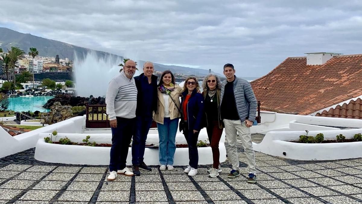 El presidente de Apigaste (izquierda), con otros profesionales de las instalaciones de fontanería