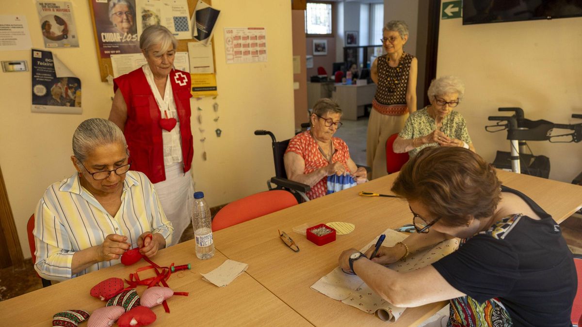 Mujeres participando en uno de los programas de Cruz Roja.