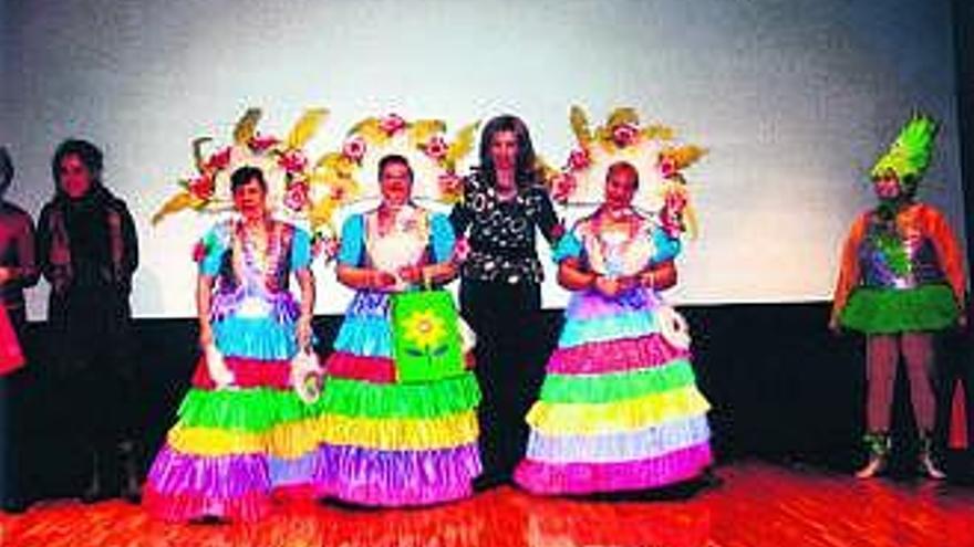 Los mayores celebran a Don Carnal con hilarantes murgas y coloridos disfraces