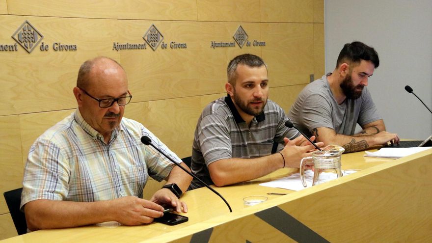 Els regidors Sergi Cot, Noel Duque i Carles Ortiz durant la roda de premsa de l'AMEP a Girona