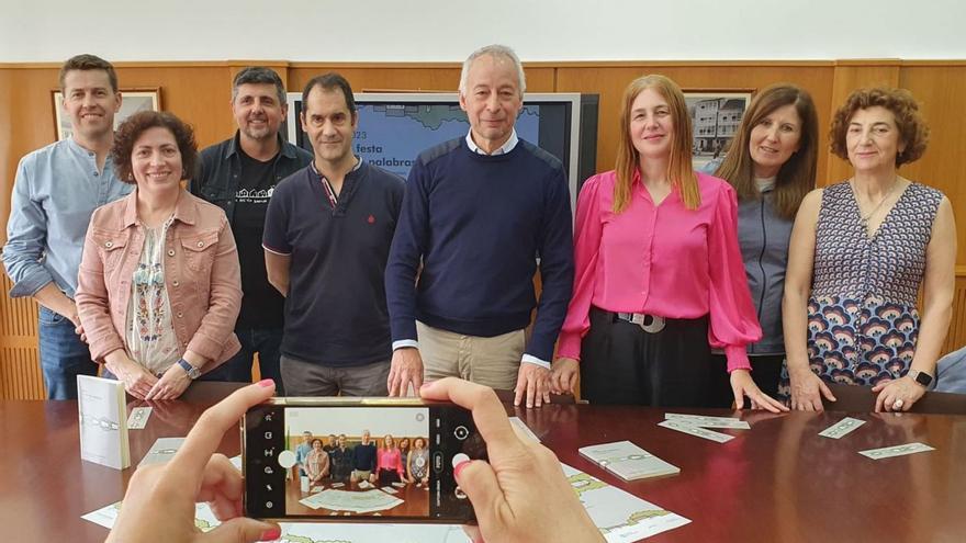 Representantes de todos os centros escolares estradenses participaron na presentación.