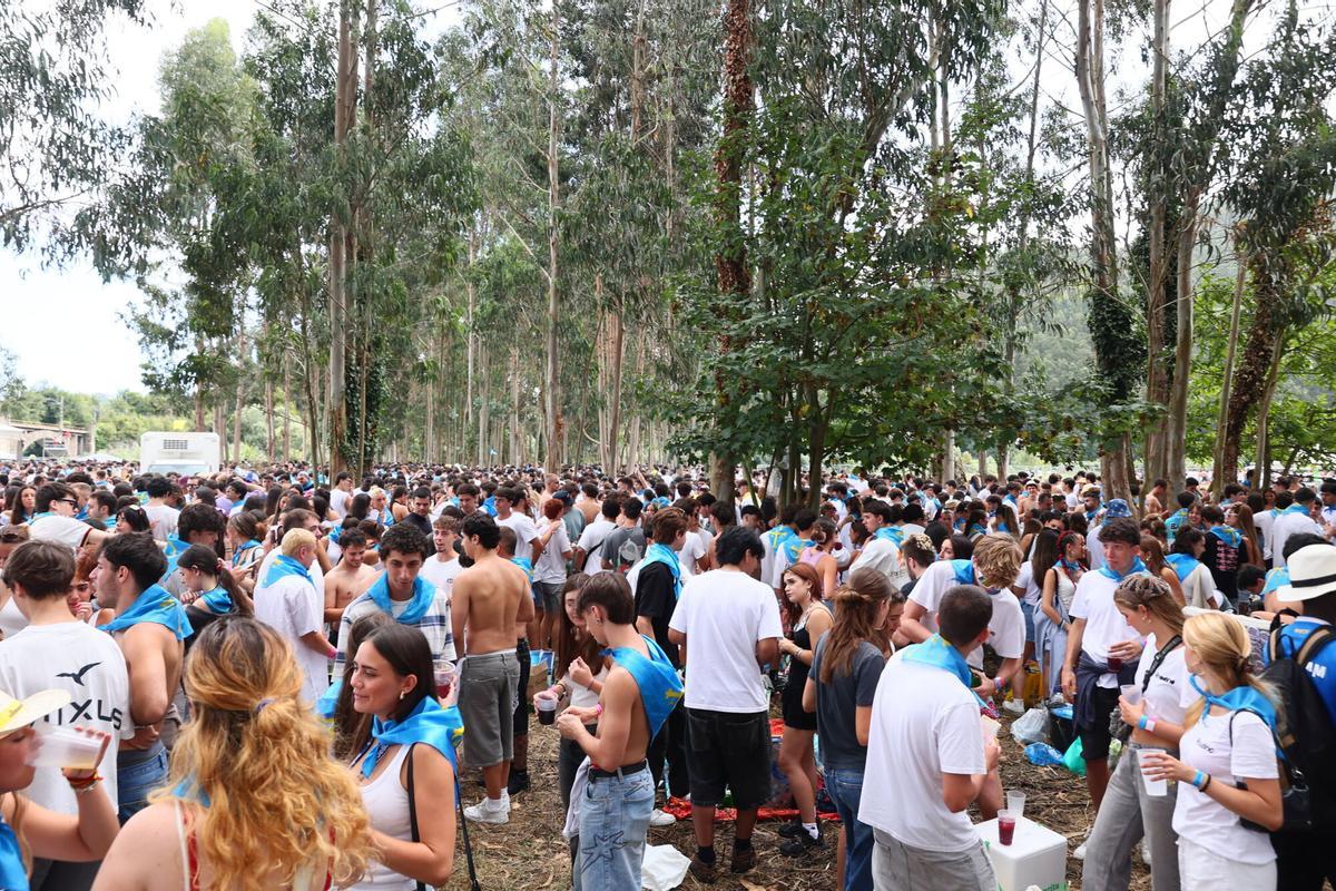 Miles de romeros toman el prao Salcéu en Pravia para celebrar el Xiringüelu Miles de romeros toman el prao Salcéu en Pravia para celebrar el Xiringüelu