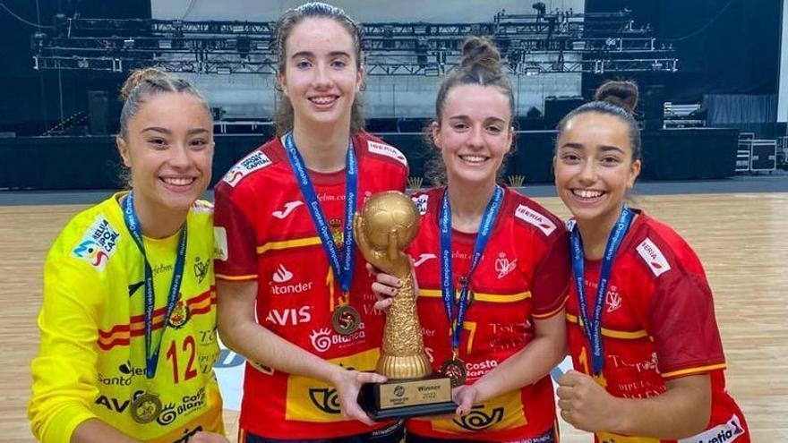 Las cuatro valencianas, con el trofeo de Campeonas de Europa sub-16