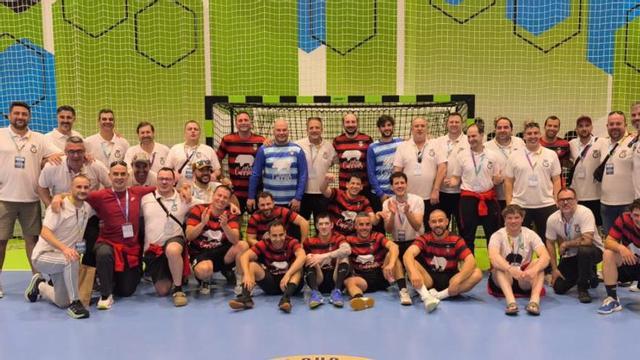 Los veteranos del Balonmán Lalín y los del Aspire Masr egipcio. |