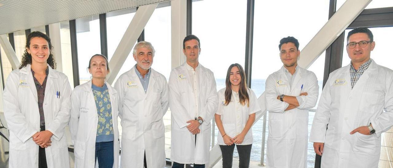 De izquierda a derecha, los doctores Isaura E. Rodríguez, Irene Justo, Juan Carlos Durán, Airam Betancor, Noelia Elías, Pedro Hernández y Cristian Ovidiu.