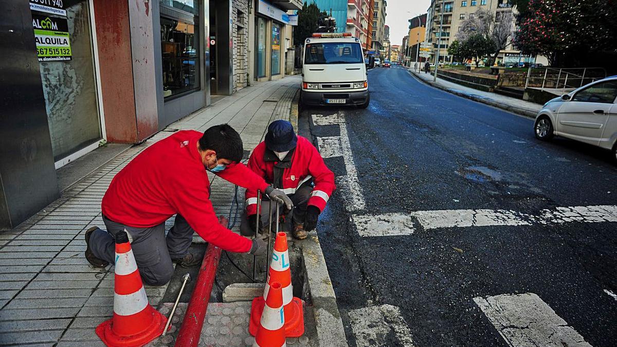 Trabajadores municipales, iniciando ayer la sustitución del semáforo junto a la gasolinera.  | // IÑAKI ABELLA