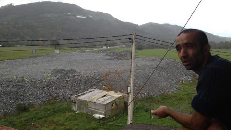 Julián Nieves, en el corredor de su casa, en La Rodriga (Salas), desde donde se puede ver el montón de piedras de la futura área industrial.