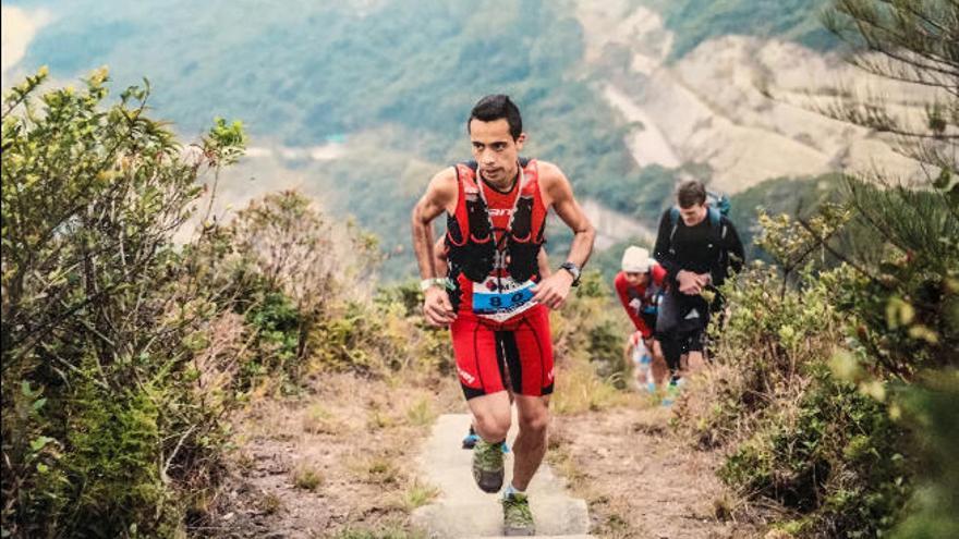 El deportista de élite gomero, en una anterior cita con la montaña.