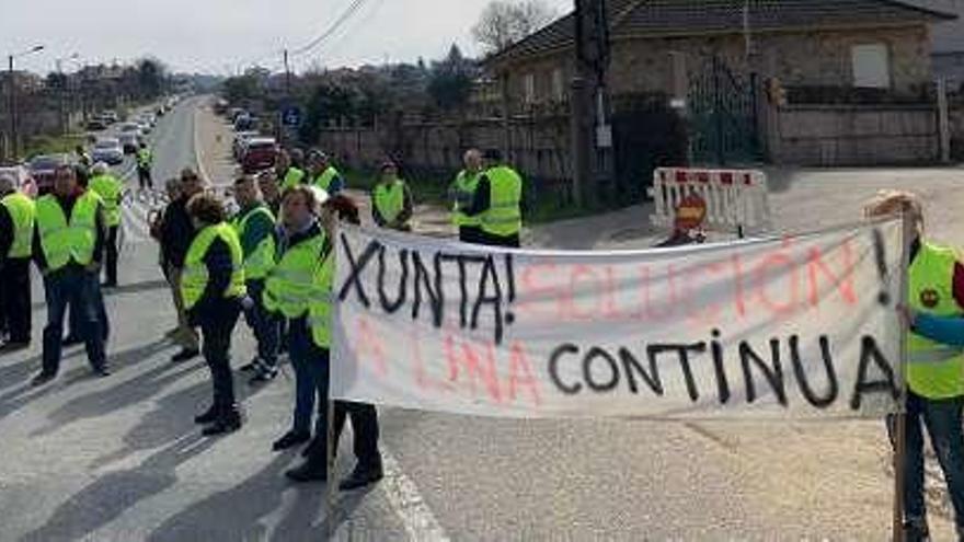 Concentración-protesta ayer en la PO-510 a su paso por Budiño // DP