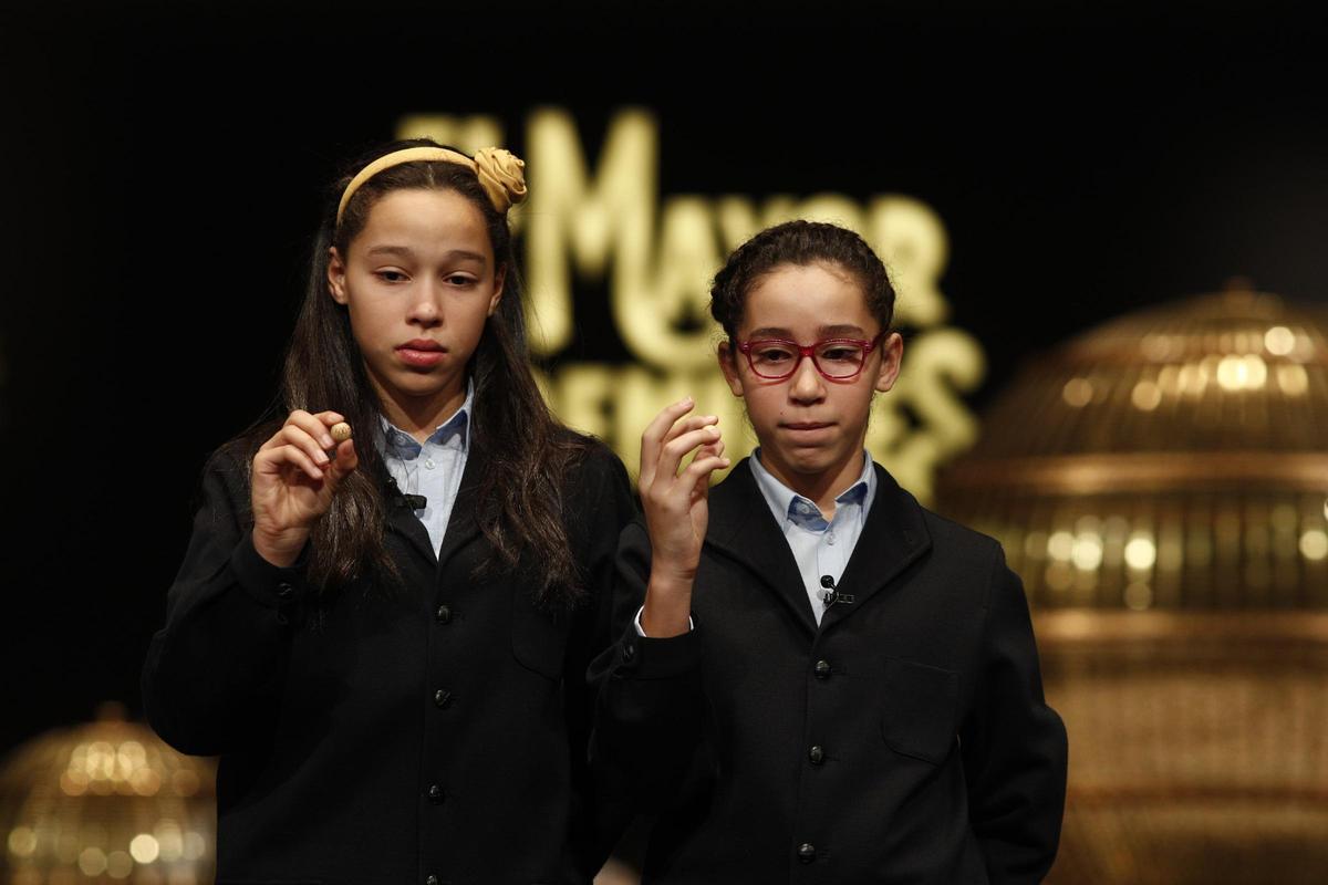 Dos niñas de San Ildefonso, en el pasado Sorteo de la Lotería de Navidad.