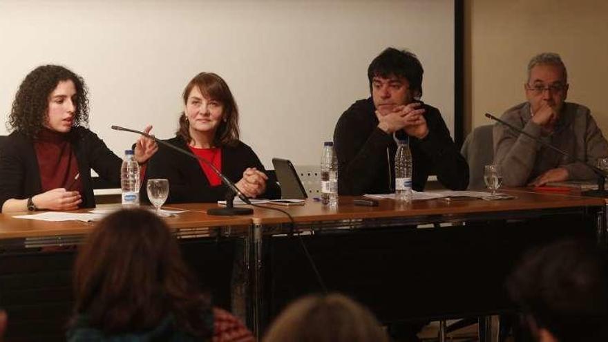 Por la izquierda, Llarina González, Dori Acevedo (moderadora), David Salcines y Agustín Sánchez, ayer, durante el acto.