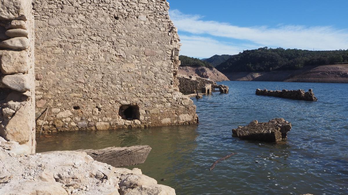 Turismo de sequía en el pantano de Sau