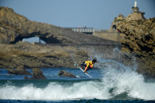 Jean Carlos Oli Gonza compite en los ISA World Surfing Games en Biarritz en una foto de archivo de mayo del 2017.
