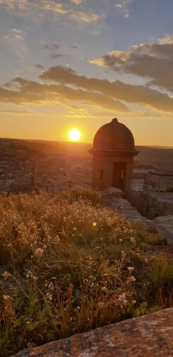 Cardona. Quan arriba el capvespre, el sol comença a amagar-se, però ens deixa imatges com aquesta, que ens donen pau i tranquil·litat. Aquesta fotografia està feta des del castell de Cardona