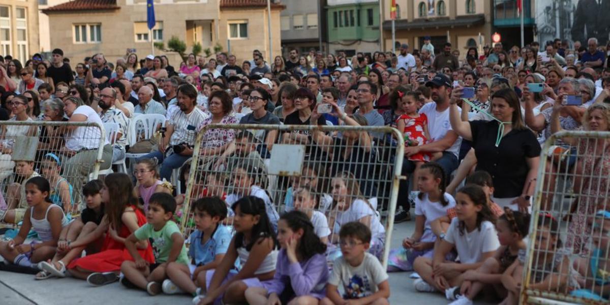 La plaza al completo con público de todas las edades.  | BERNABÉ/ AMANDA CASTRO