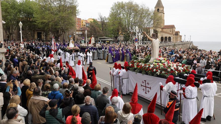 En imágenes: Procesión del Domingo de Resurrección en Gijón