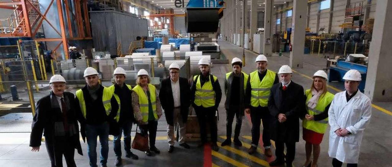 Los miembros de Unidos Podemos en la Comisión de Energía, durante su visita a las instalaciones de Asturiana de Laminados, con alcaldes de IU en la comarca y representantes de la empresa, entre ellos Antonio Trevín.