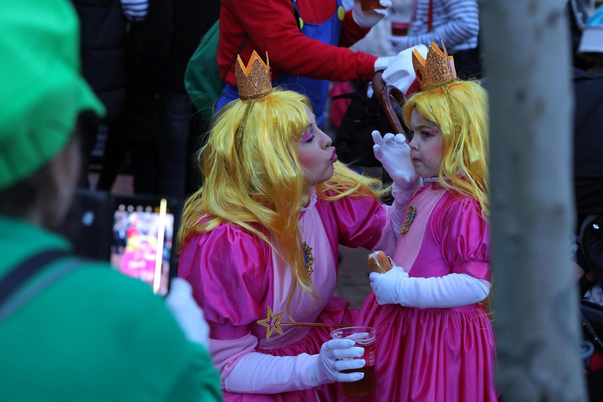 Gran ambiente de carnaval en las calles de Zaragoza