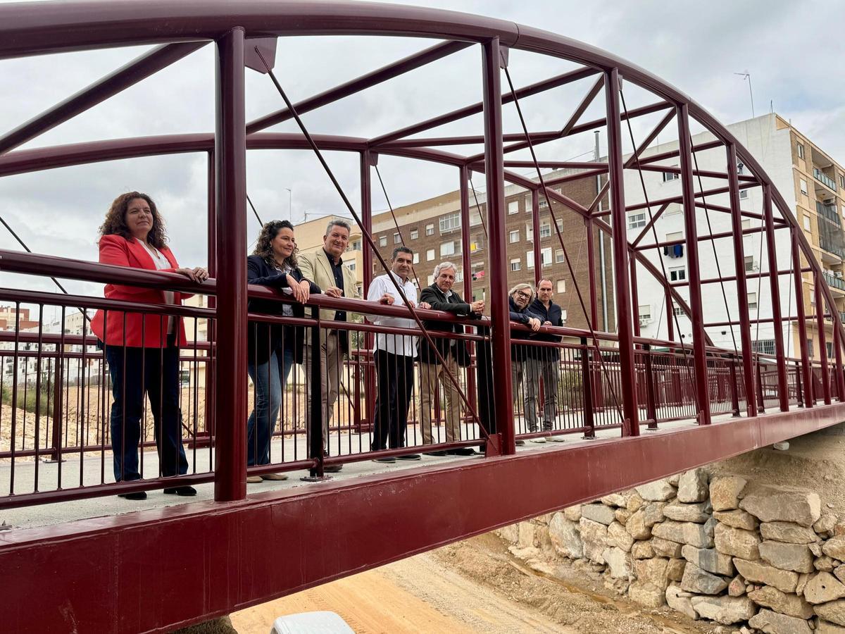 Martínez Mus visita Chiva tras la reconstrucción de la pasarela que conecta la calle Ramón y Cajal con la calle Cruz de Piedra.