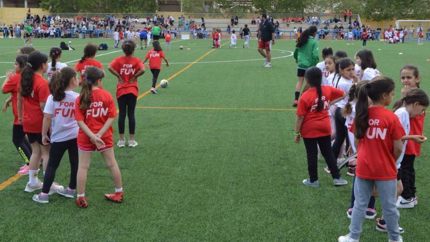 Jornada para animar a las niñas de El Palmar a jugar al fútbol.