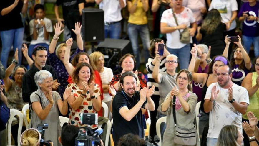 Pablo Iglesias aplaudiendo esta mañana en el acto celebrado en Gran Canaria
