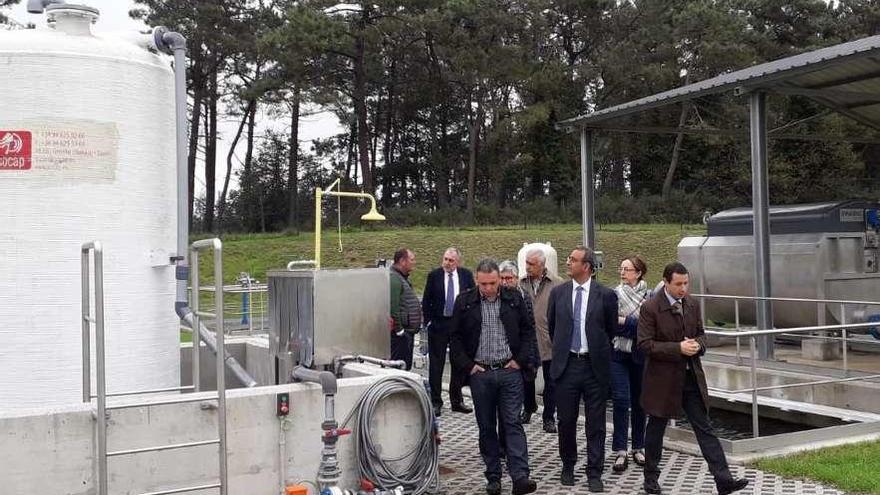 Fernando Lastra, en el centro, visita junto a técnicos y autoridades locales la depuradora del Eo.