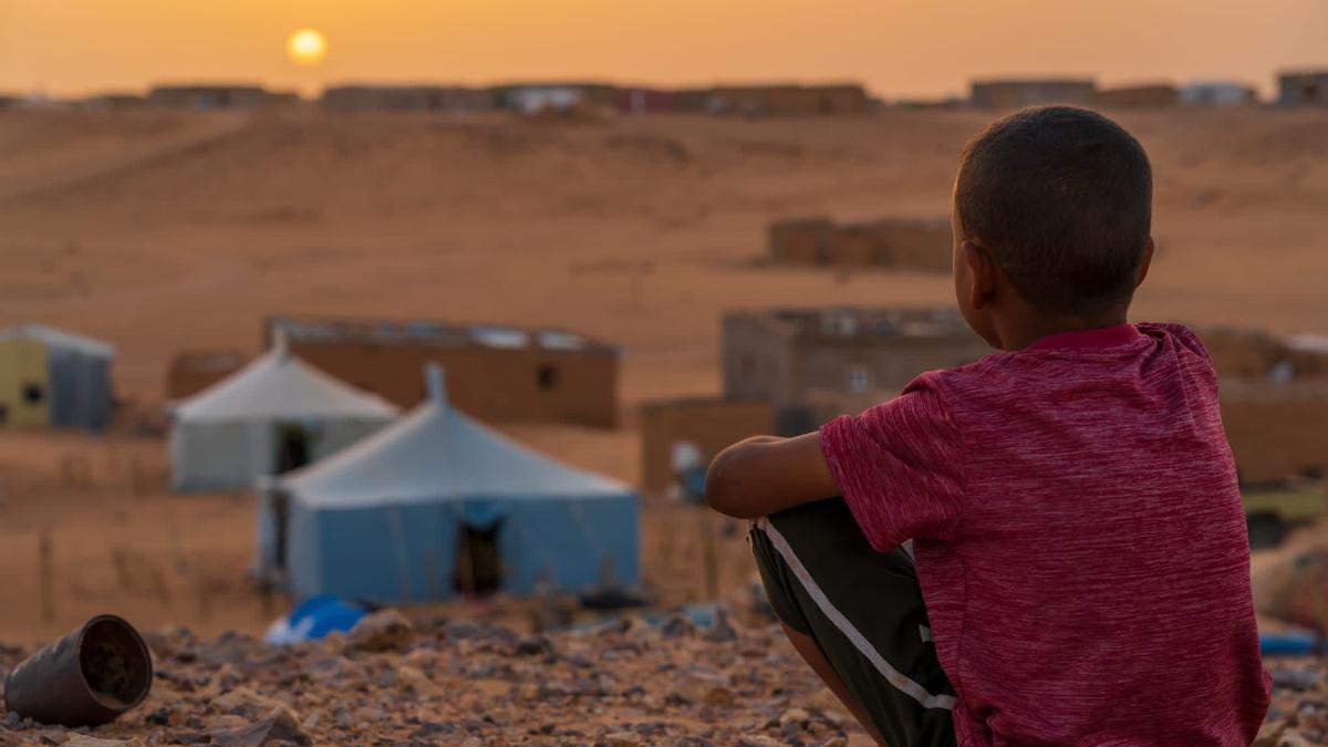 Niño saharaui frente a un campamento de refugiados de Tindouf, al suroeste del Sáhara