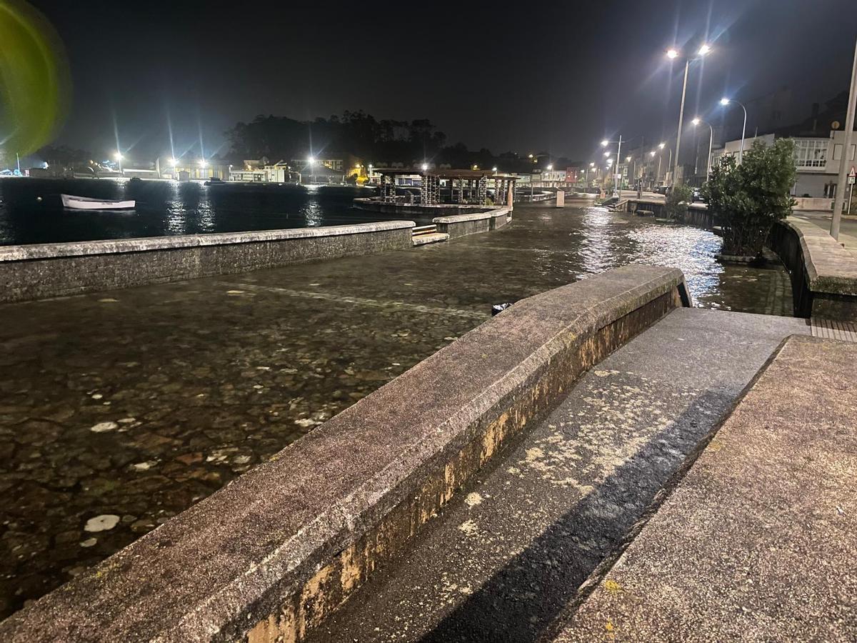 El inundado paseo de O Cantiño, en la madrugada de ayer.