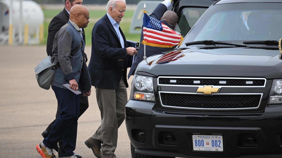 El presidente estadounidense Joe Biden desciende del Marine One a su llegada al aeropuerto.