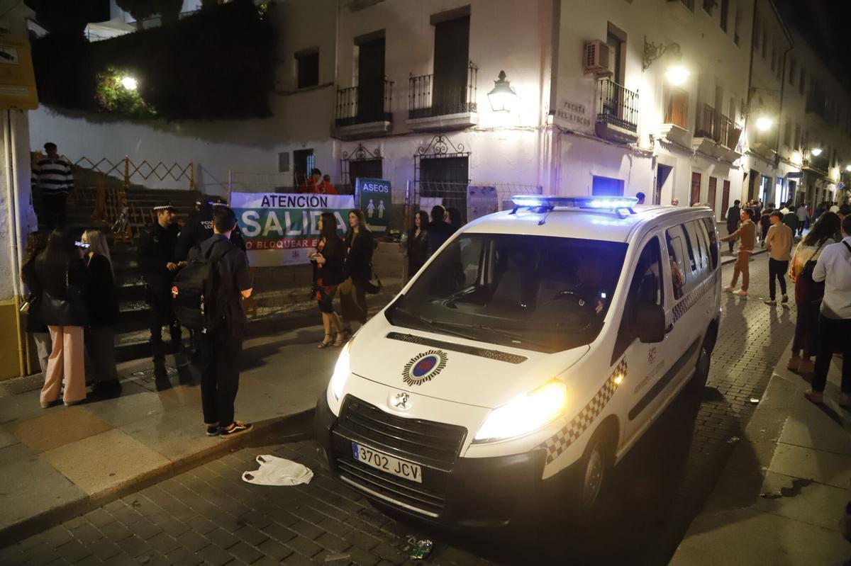 Córdoba Cruces de mayo de noche Cruz de Santa Marina Resucitado Controles acceso policía local