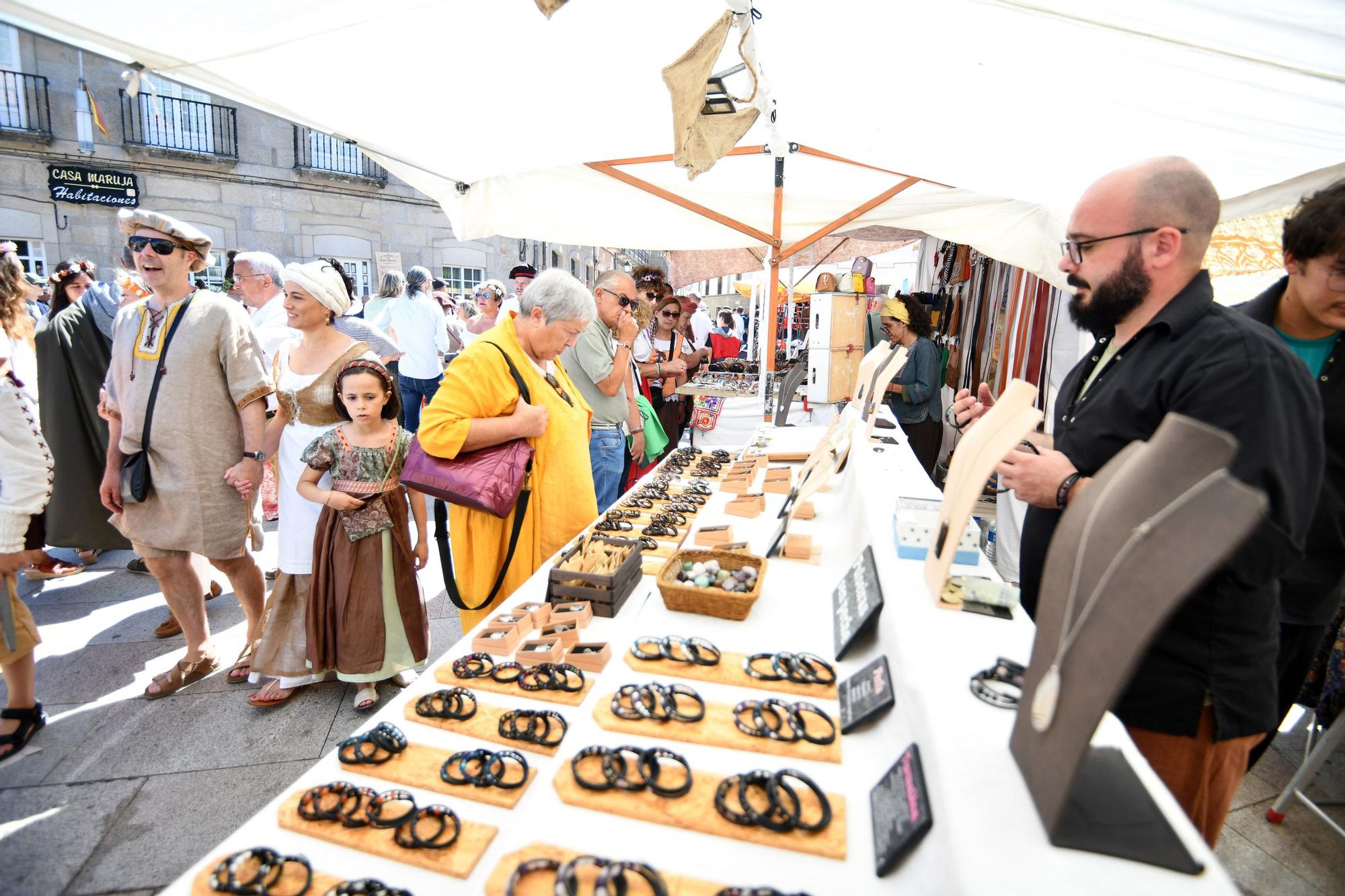 Cortesanos, bufones, damas y caballeros celebran el retorno de su señor: la Feira Franca anima Pontevedra