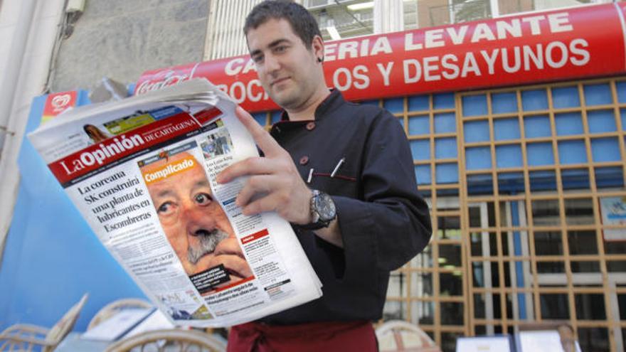 Un lector observa la nueva edición de LA OPINIÓN en Cartagena