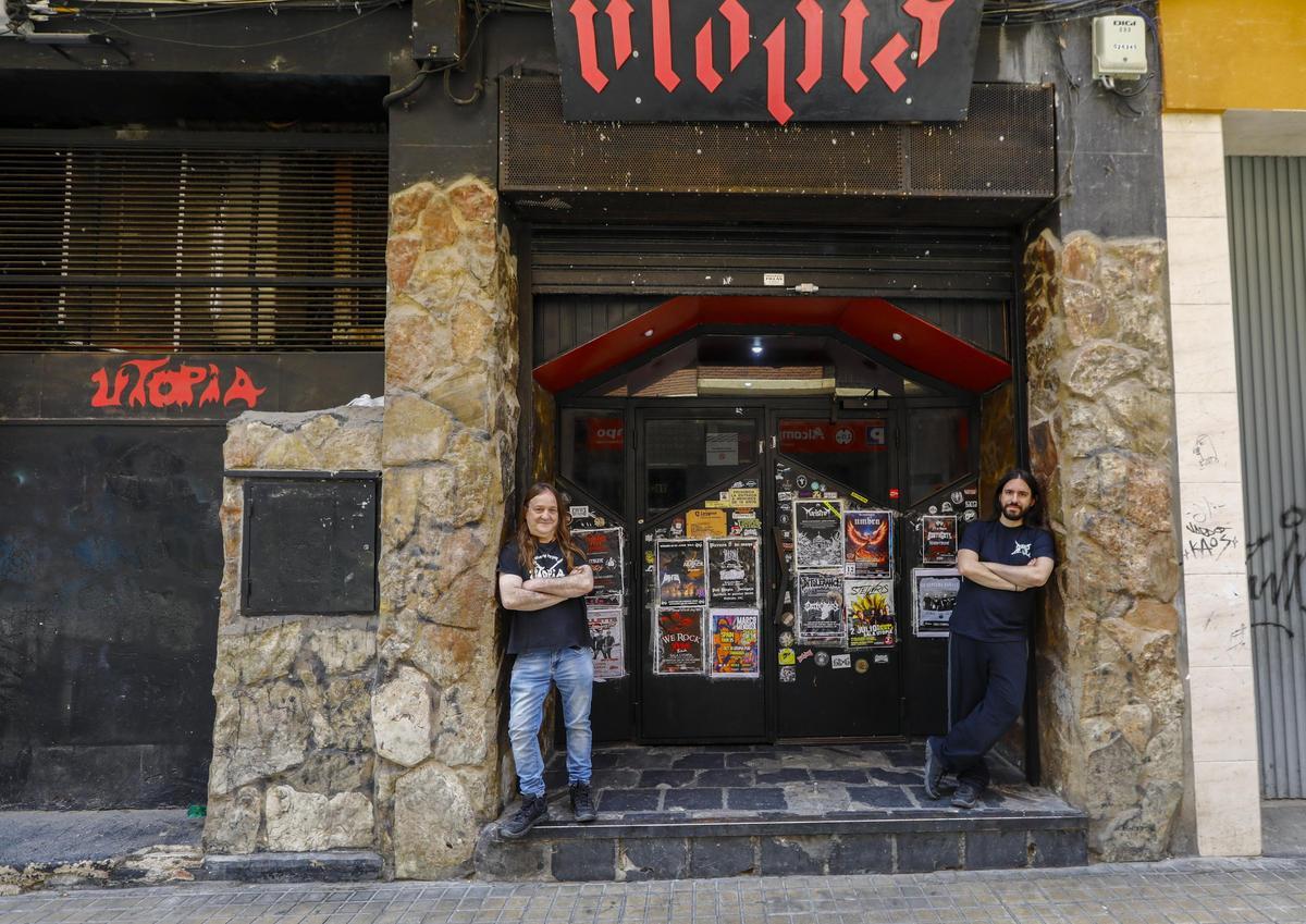Pedro e Iván Blasco, hace unas semanas en la puerta del Utopía.