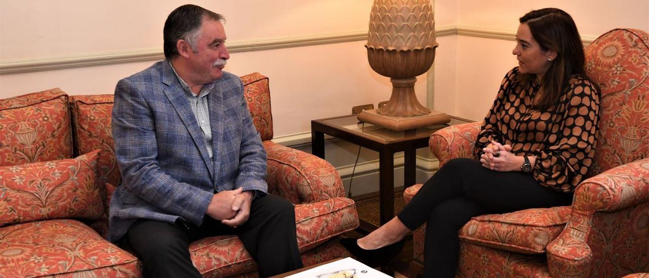 Ángel García Seoane e Inés Rey, ayer reunidos en el Palacio de María Pita. |   // CARLOS PARDELLAS