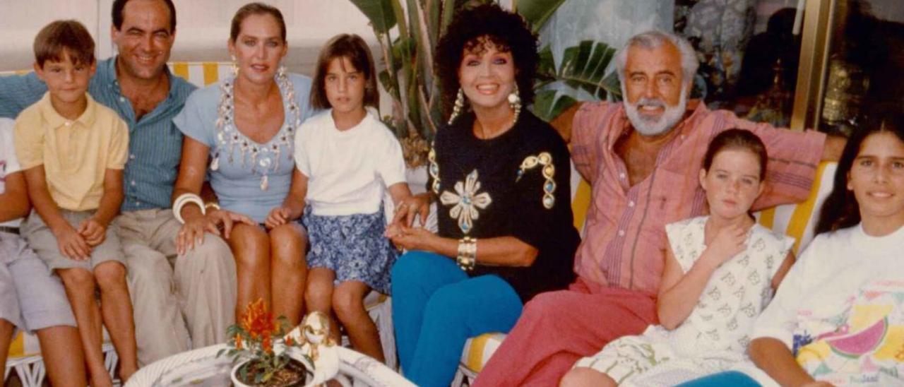 El álbum volcado por José Bono incluye una foto en Palma en 1991, en casa de su compatriota manchega Sara Montiel y con consortes.