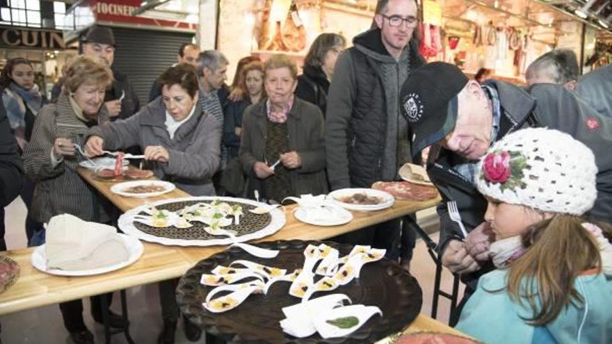 La degustació d&#039;aperitius que portaven oli del Bages va aplegar desenes de persones ahir al Puigmercadal