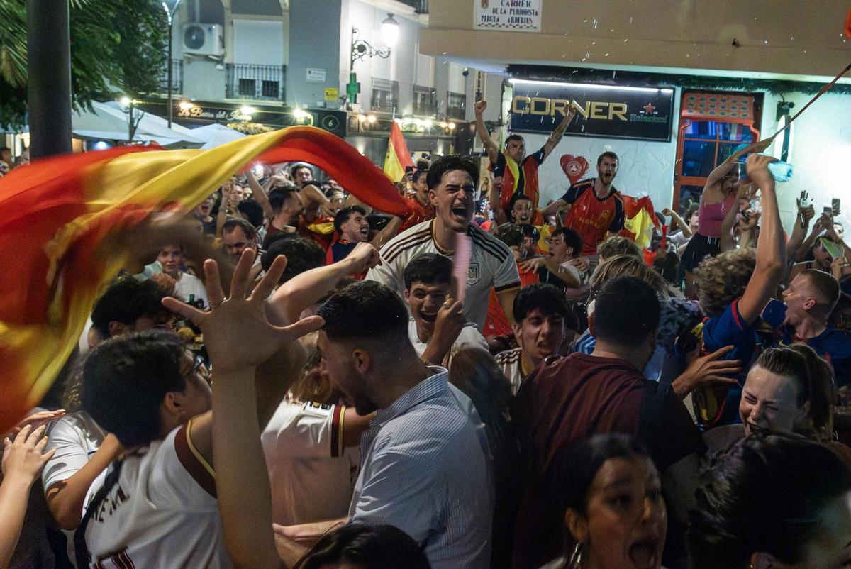 La alegría española y la tristeza francesa: así vivieron sus aficiones el partido decisivo en el centro de Alicante