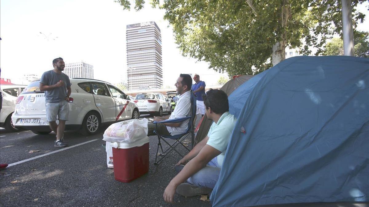 Los taxistas mantienen la huelga hasta ver qué acuerda Fomento con la patronal de las VTC