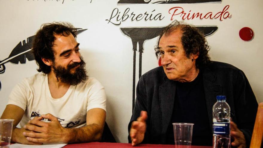 El editor de Rasmia y el escritor Alfons Cervera, en la presentación.