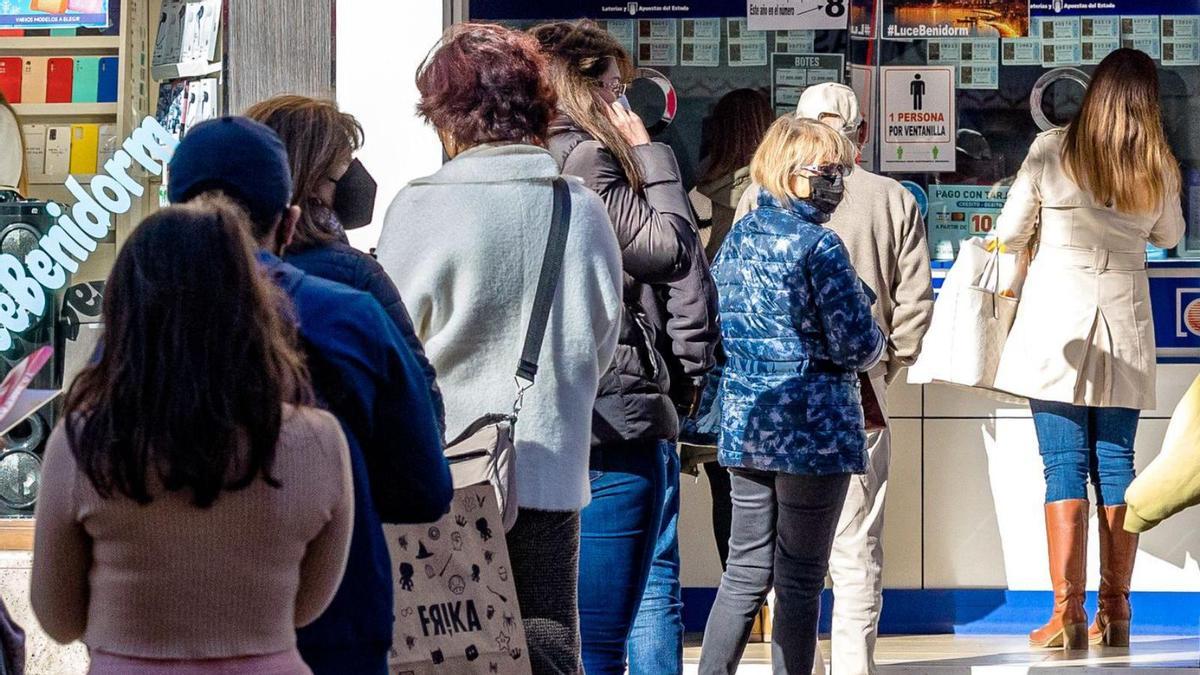 Un grupo de personas espera su turno para comprar lotería en Benidorm este martes.