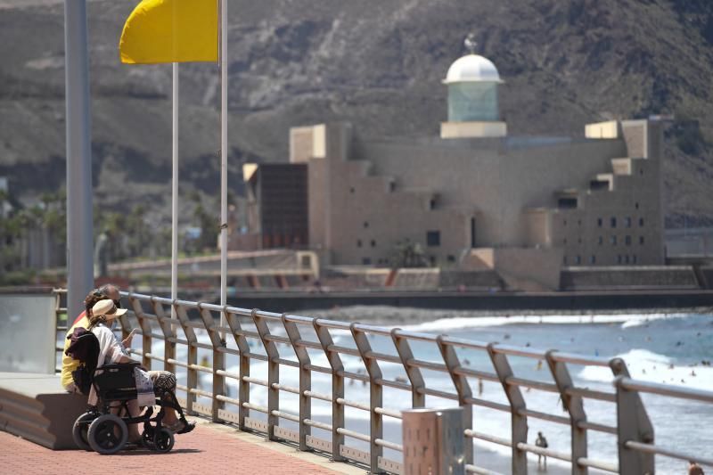 06-09-20  GRAN CANARIA. PLAYA DE LAS CANTERAS.  LAS PALMAS DE GRAN CANARIA. Reportaje de jóvenes y Covid por la ciudad. Fotos: Juan Castro.  | 06/09/2020 | Fotógrafo: Juan Carlos Castro