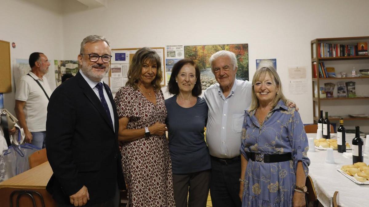 Por la izquierda, Alfredo García Quintana, Lourdes Campillo, Maite Balboa, Pablo Sánchez y Paloma Ibañez, ayer, en el homenaje a la Peregrina del Año.