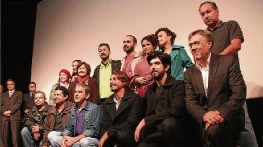 Els actors brasilers de &quot;Descalç sobre la terra vermella&quot;, després de l&#039;estrena; al fons, a l&#039;esquerra, Artur Mas