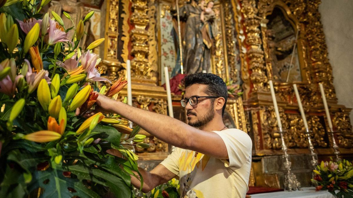 Dailos Rodríguez, ante la imagen de San José, en La Concepción.