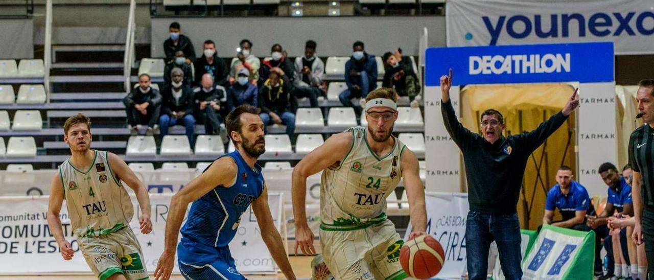 El alero estadounidense Calvin Hermanson, en el TAU Castelló-CB Prat.