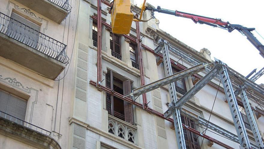 Una grua de l&#039;operatiu de desmuntatge de la bastida.